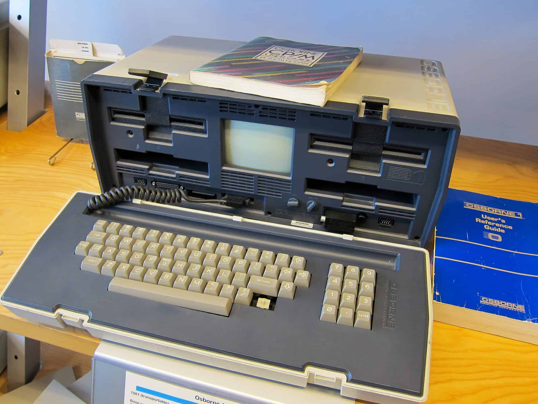 Osborne 1 mit geöffnetem Gehäuse, kleinem Bildschirm, zwei Diskettenlaufwerken und Tastatur