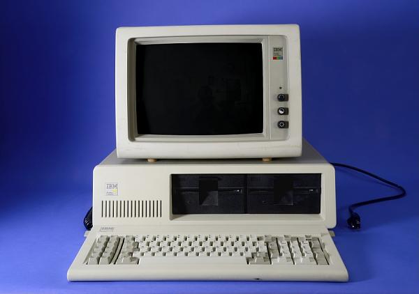 Originaler IBM PC 5150 mit CRT-Monitor, Tastatur und zwei 5,25-Zoll-Diskettenlaufwerken